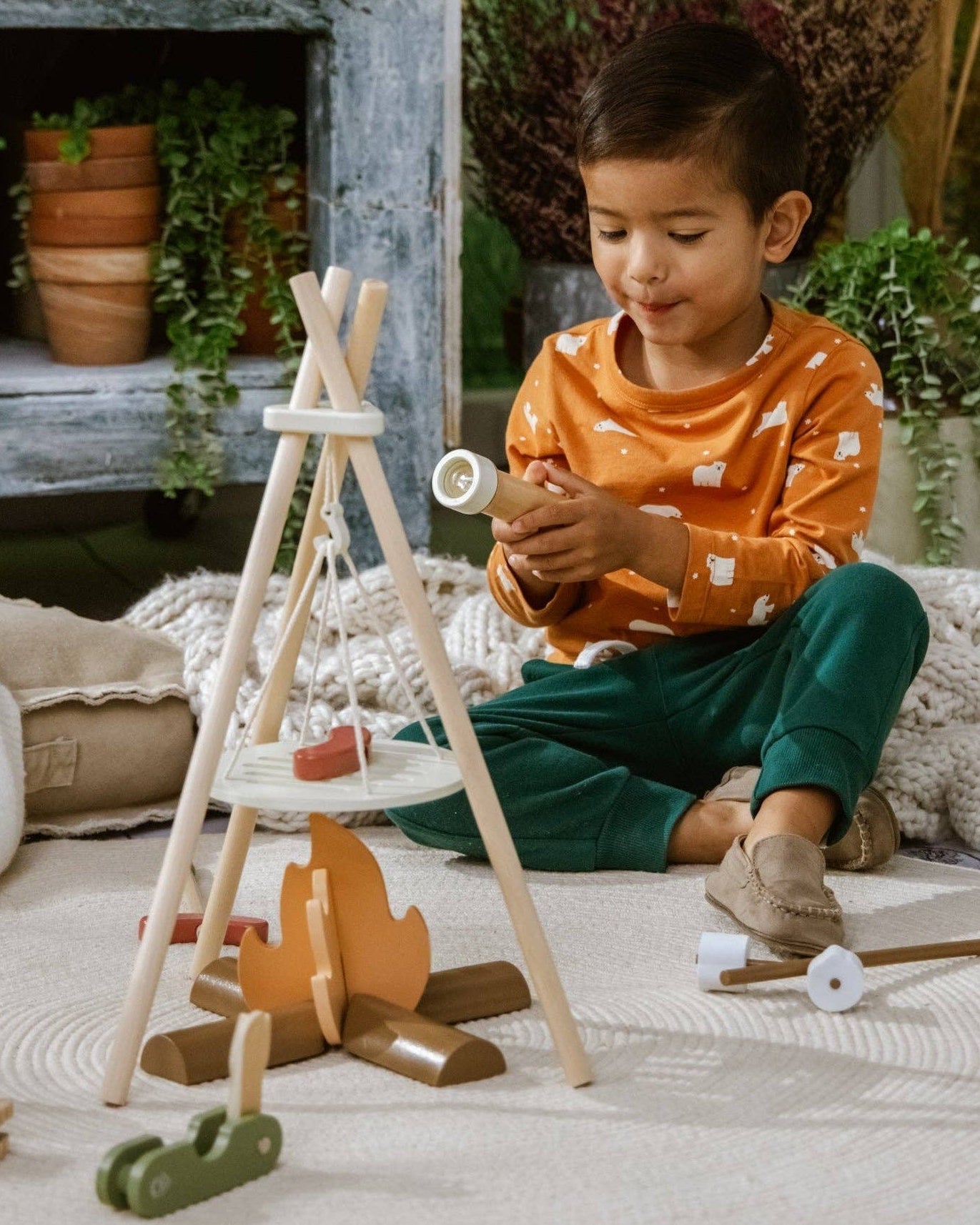 Kind speelt met de houten camping speelset van Coco Village