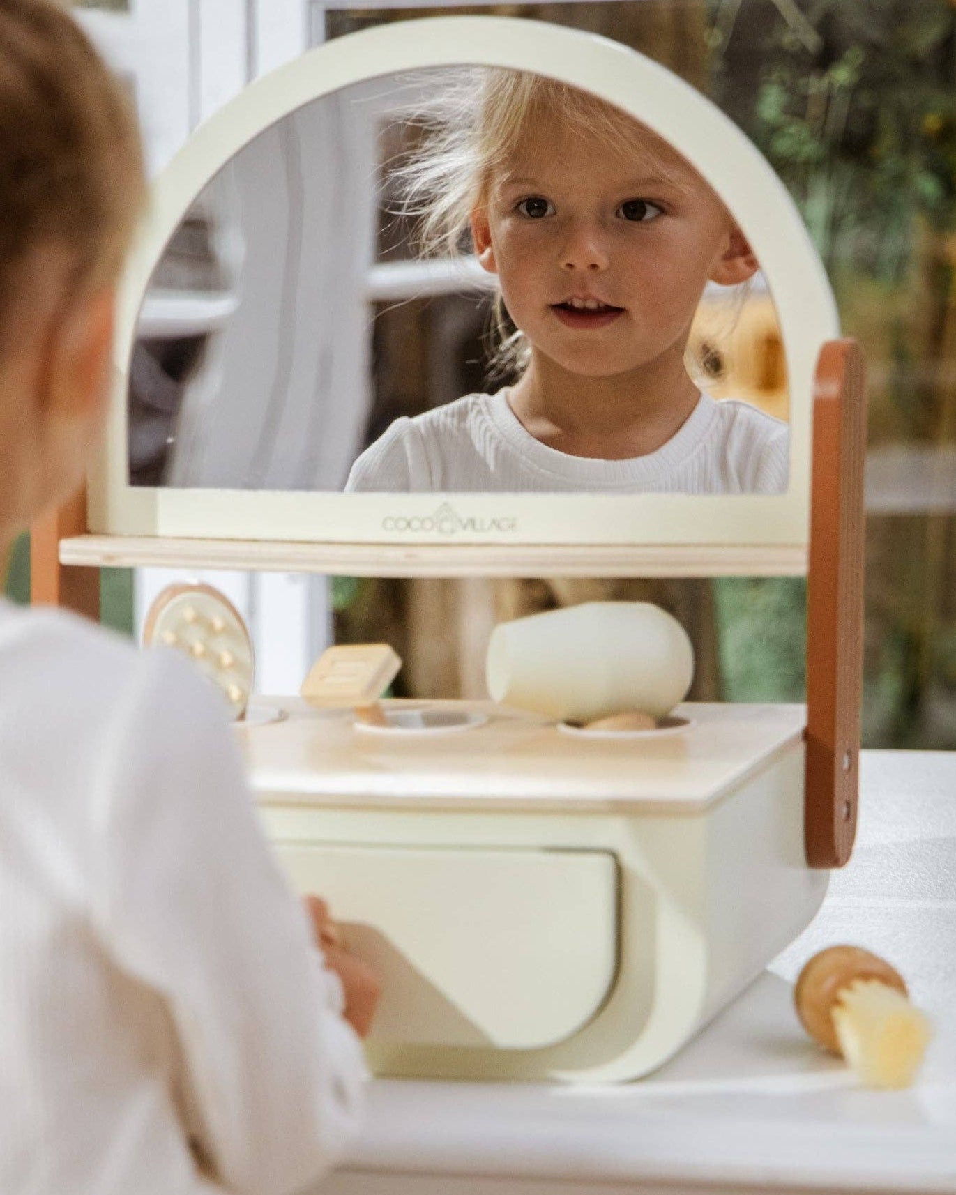 Kind speelt met de houten Beauty Salon van Coco Village