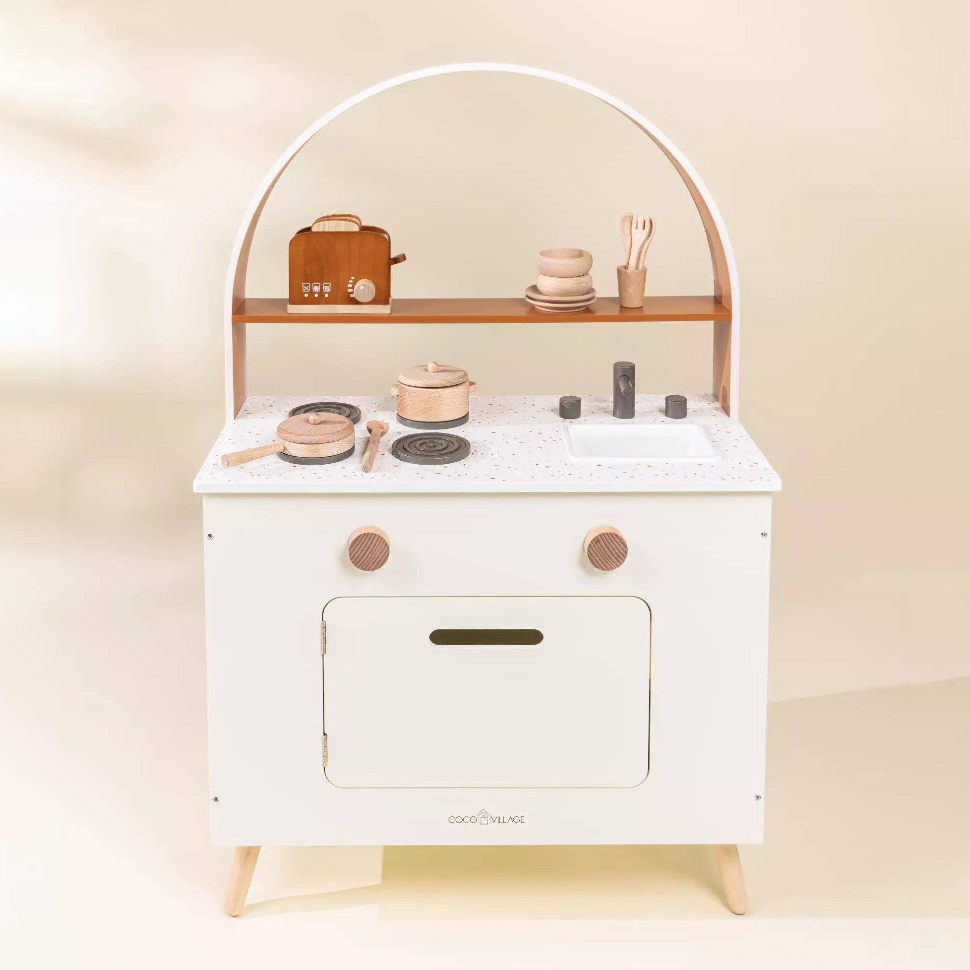 Houten kinderkeuken met terrazzo-blad en houten accessoires