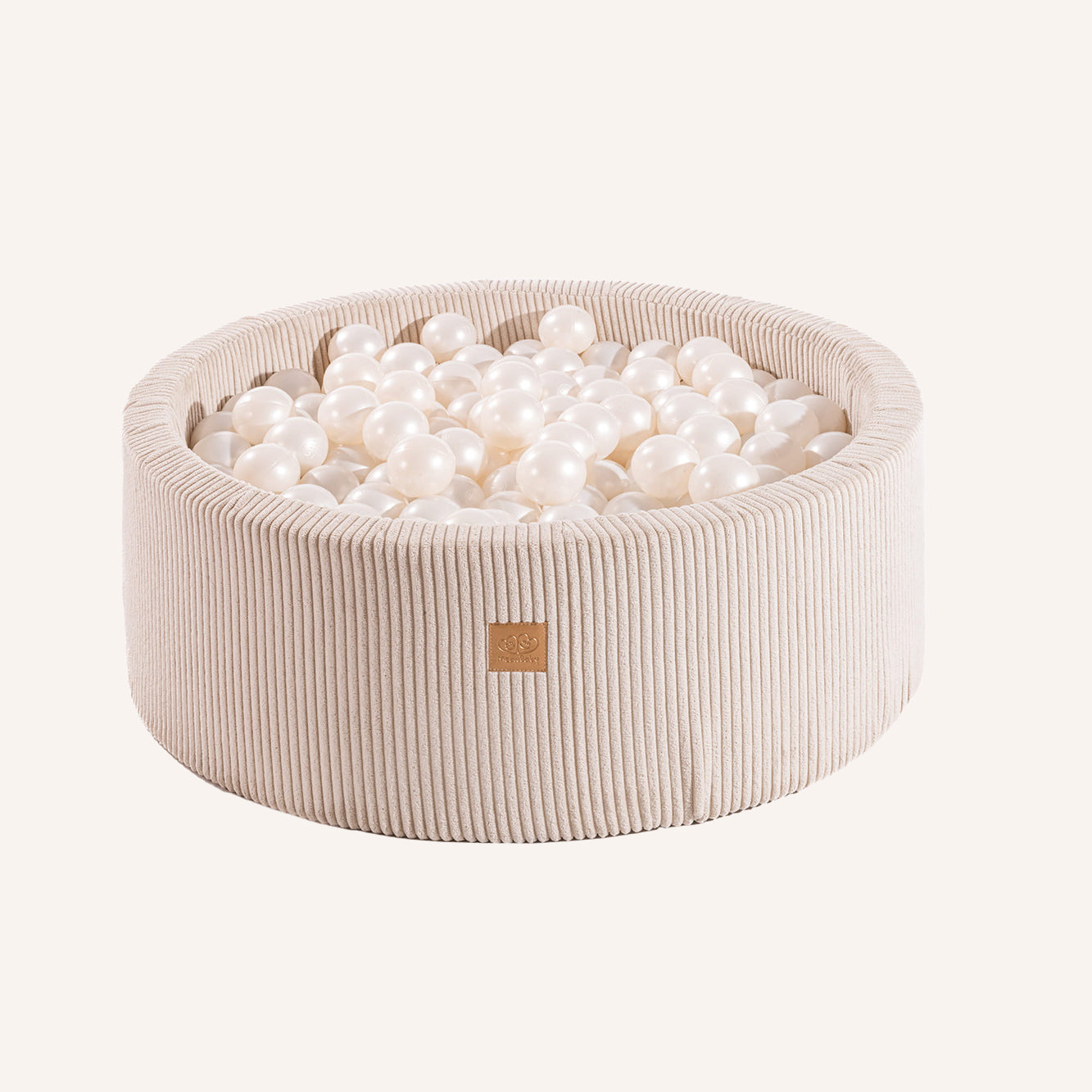 Ronde ballenbak met witte en parelkleurige ballen