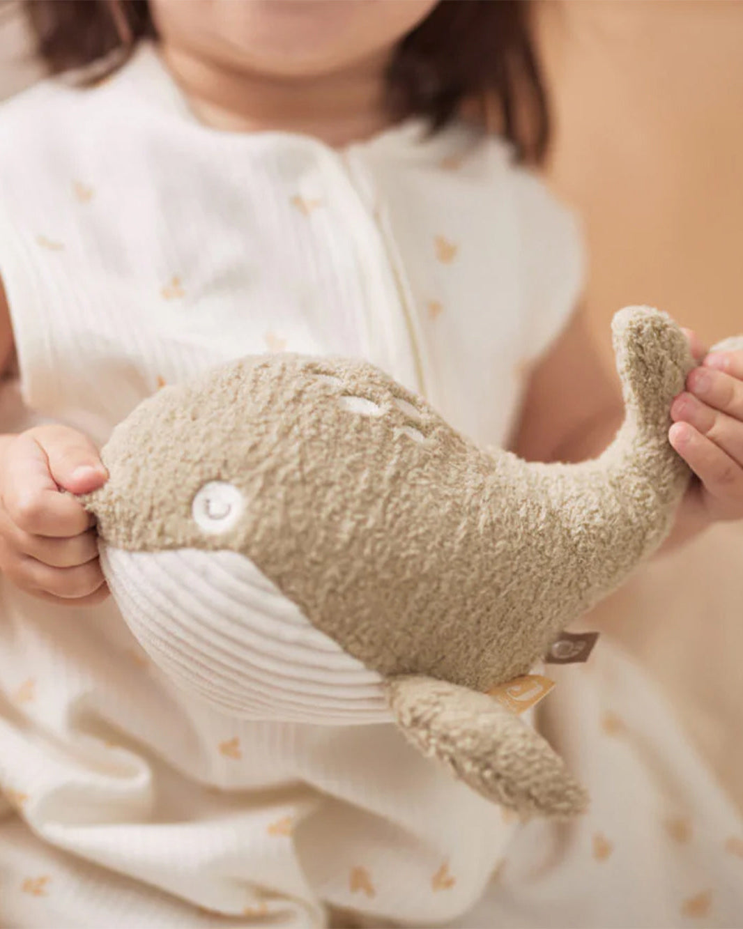 Baby speelt met de Deepsea walvis activiteitenknuffel van Jollein