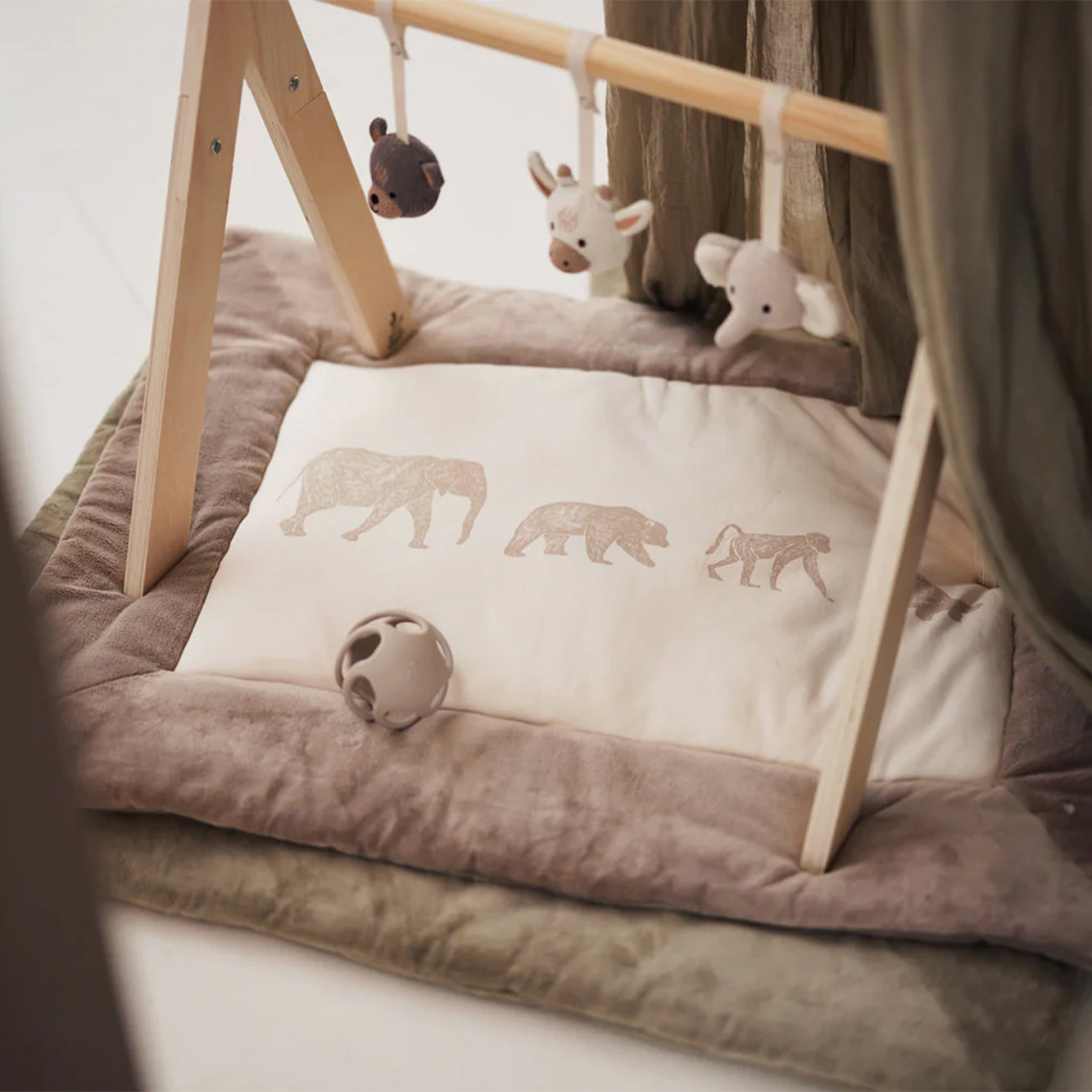 Houten babygym van Jollein in een warm ingerichte babyhoek