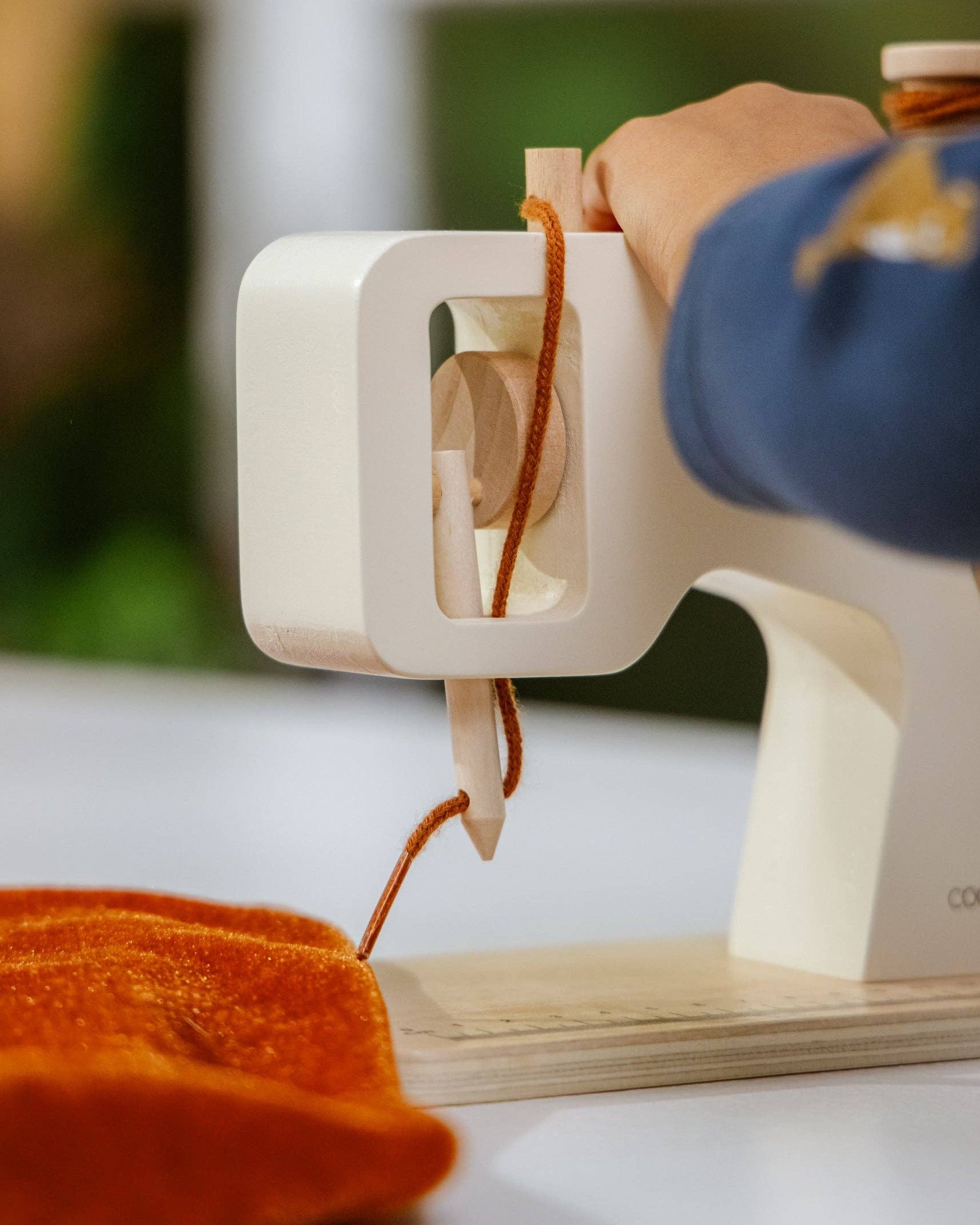 Wooden sewing machine with thread - Playset
