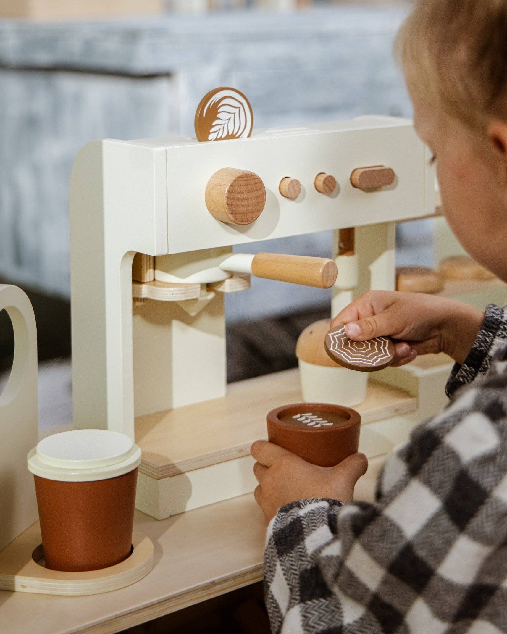 Wooden coffee shop with accessories - Playset