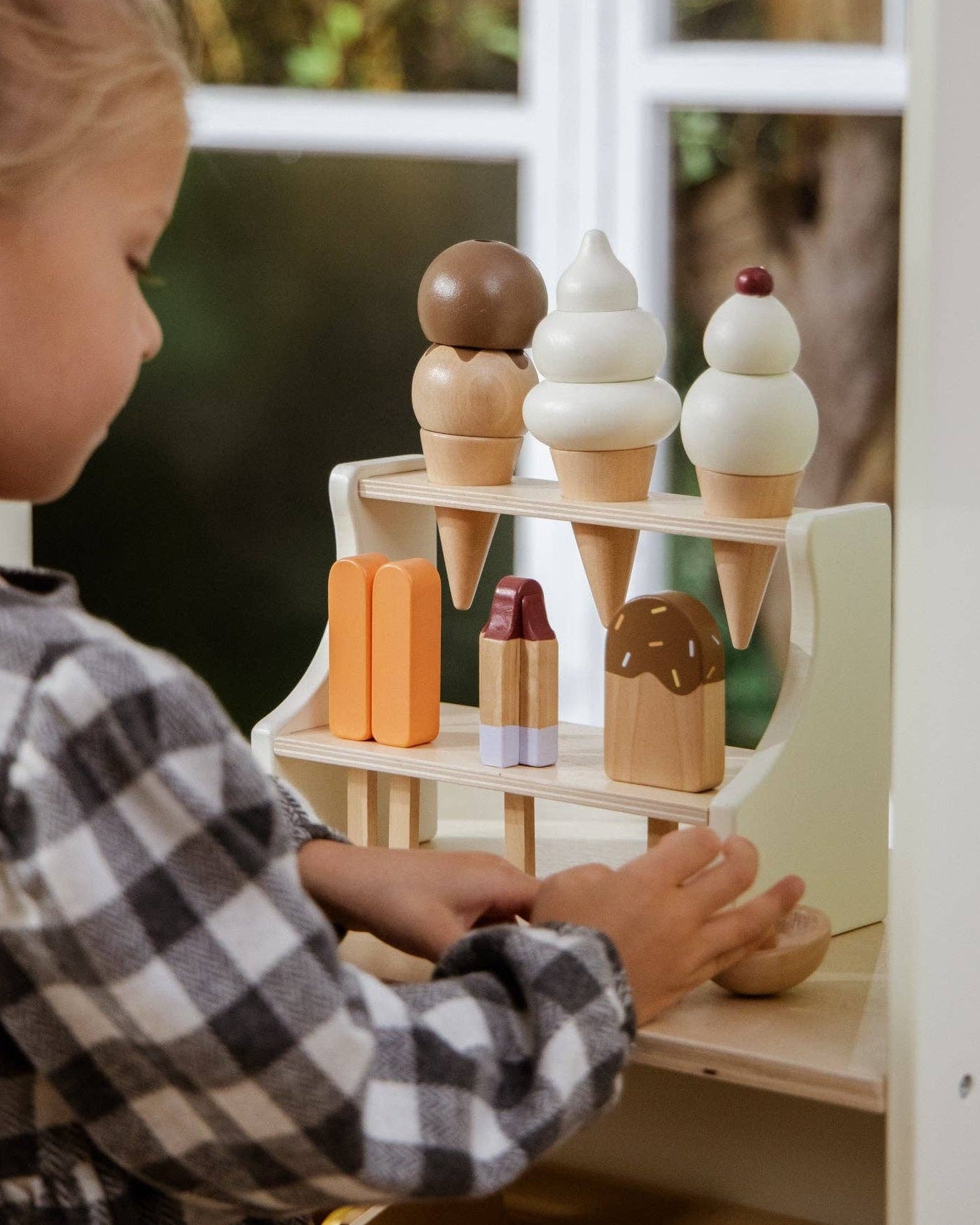 Kind speelt met de duurzame houten ijskraam van Coco Village