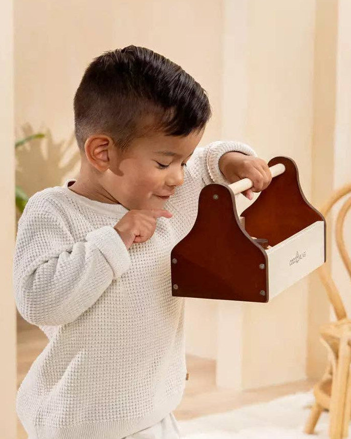 Kind ontdekt een houten gereedschapskist van Coco Village