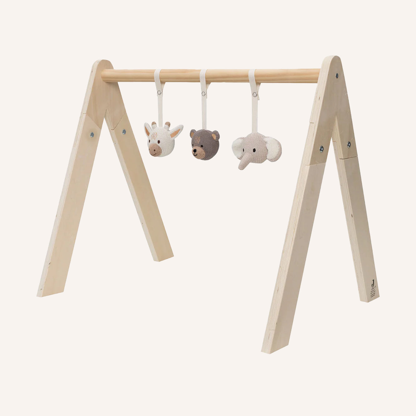 Houten babygym met gehaakte diertjes voor een baby