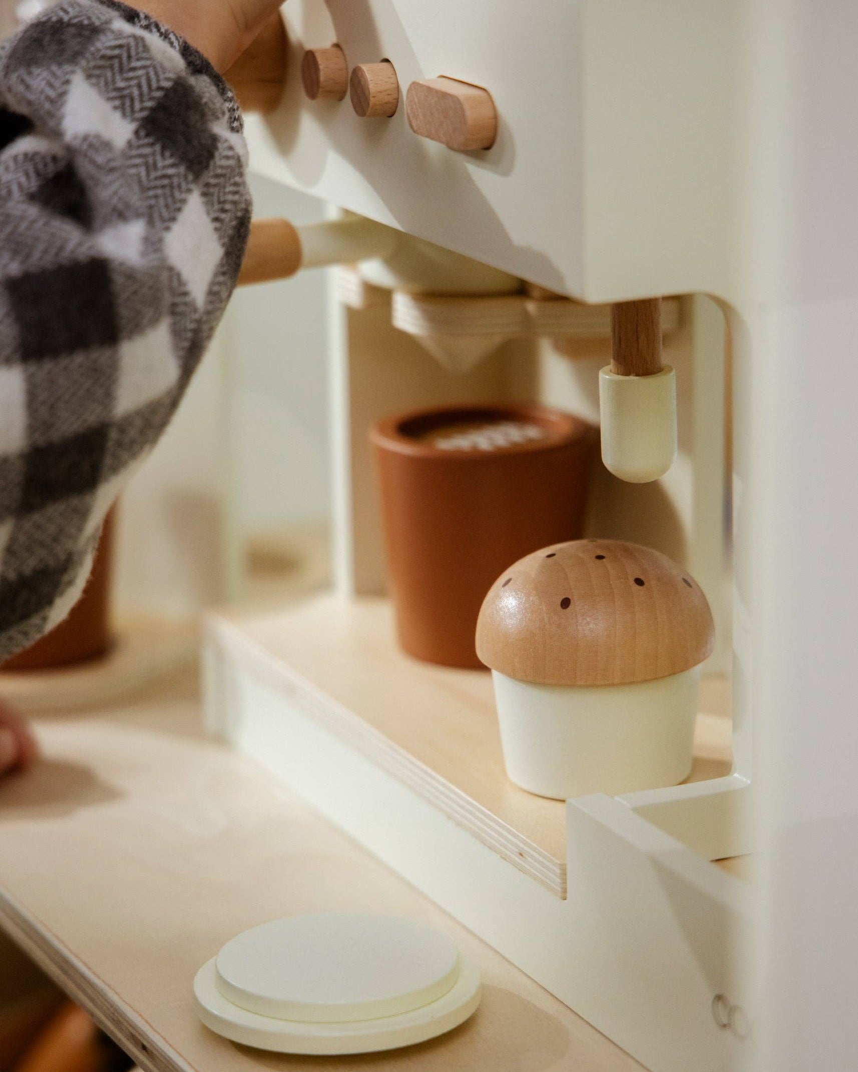 Wooden coffee shop with accessories - Playset