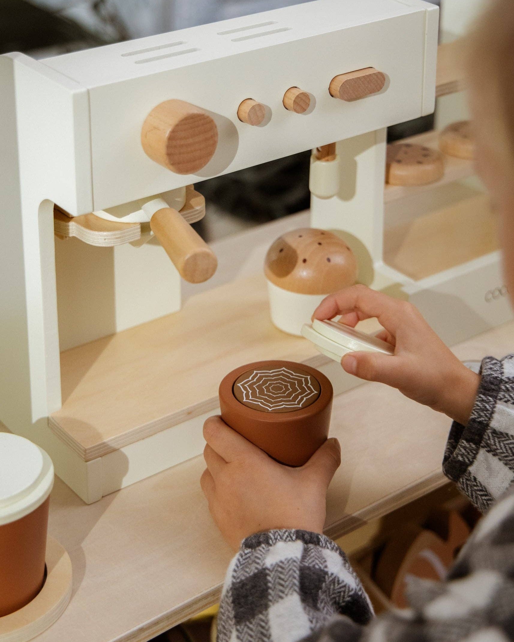 Wooden coffee shop with accessories - Playset