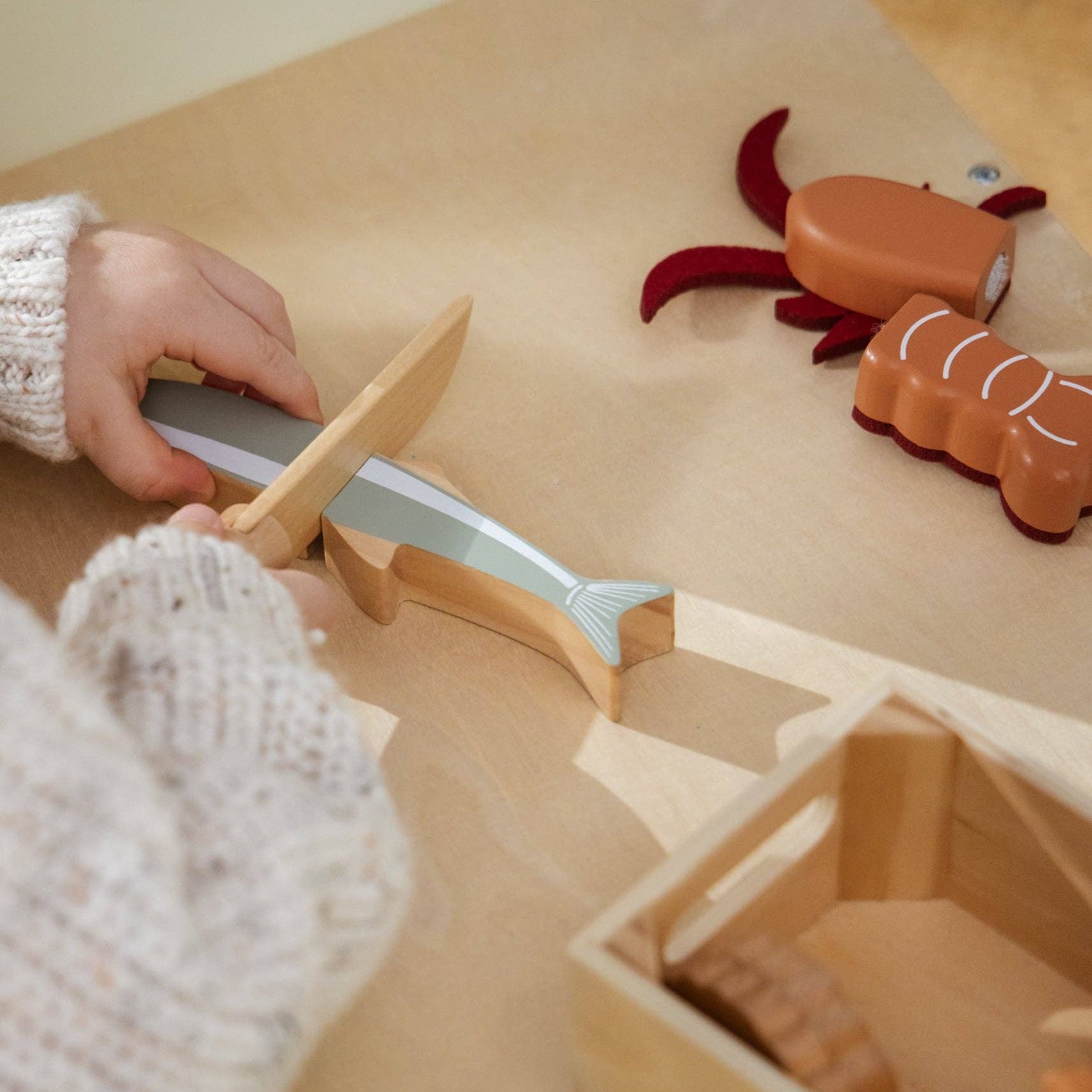 SPEELGOED-COCO-VILLAGE-SEAFOOD-MARKT-KRAAM-KEUKEN-KIDS-JONGEN-MEISJE-HOUTEN-DUURZAAM-CADEAU-GIFT-2