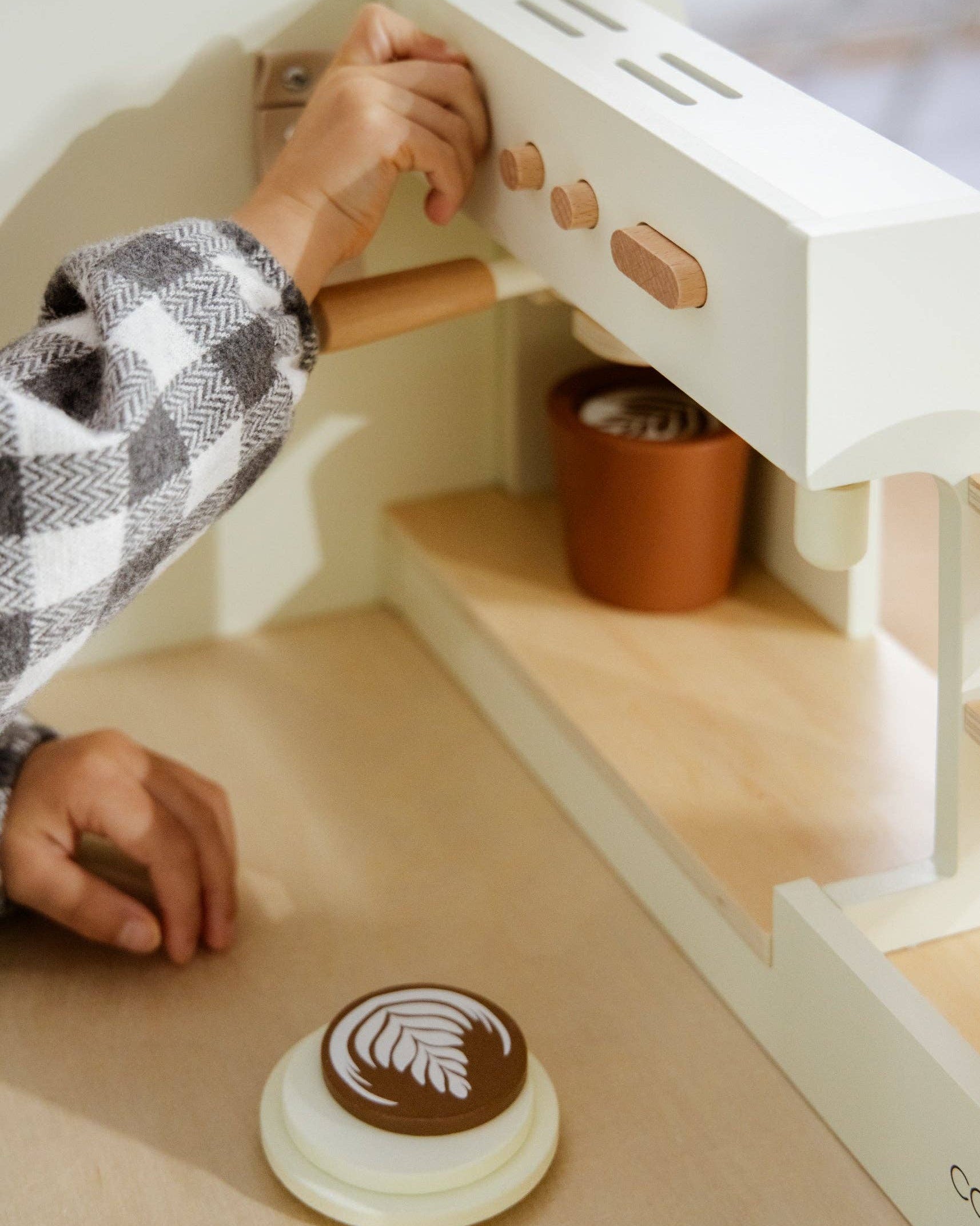 Wooden coffee shop with accessories - Playset
