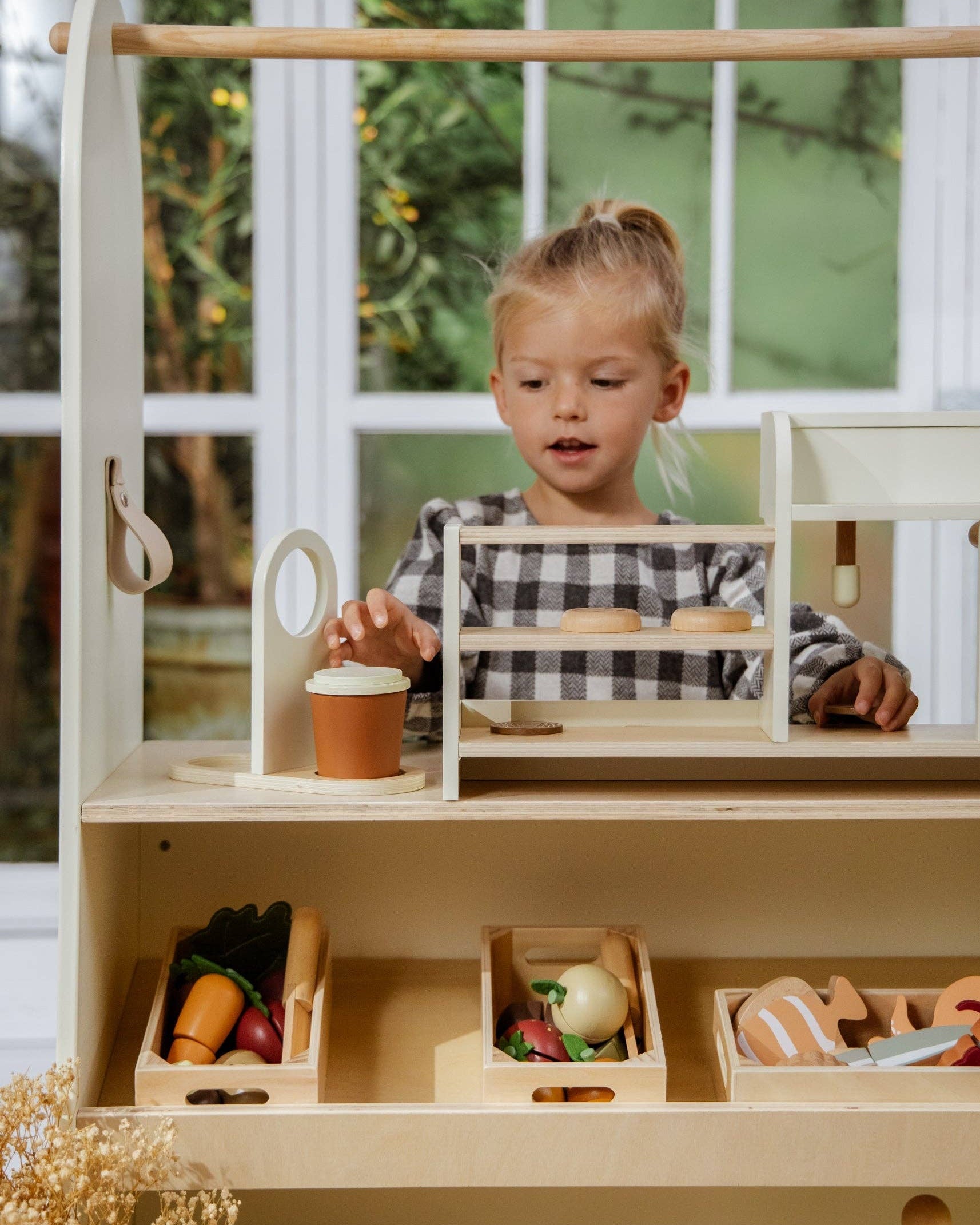 Wooden coffee shop with accessories - Playset