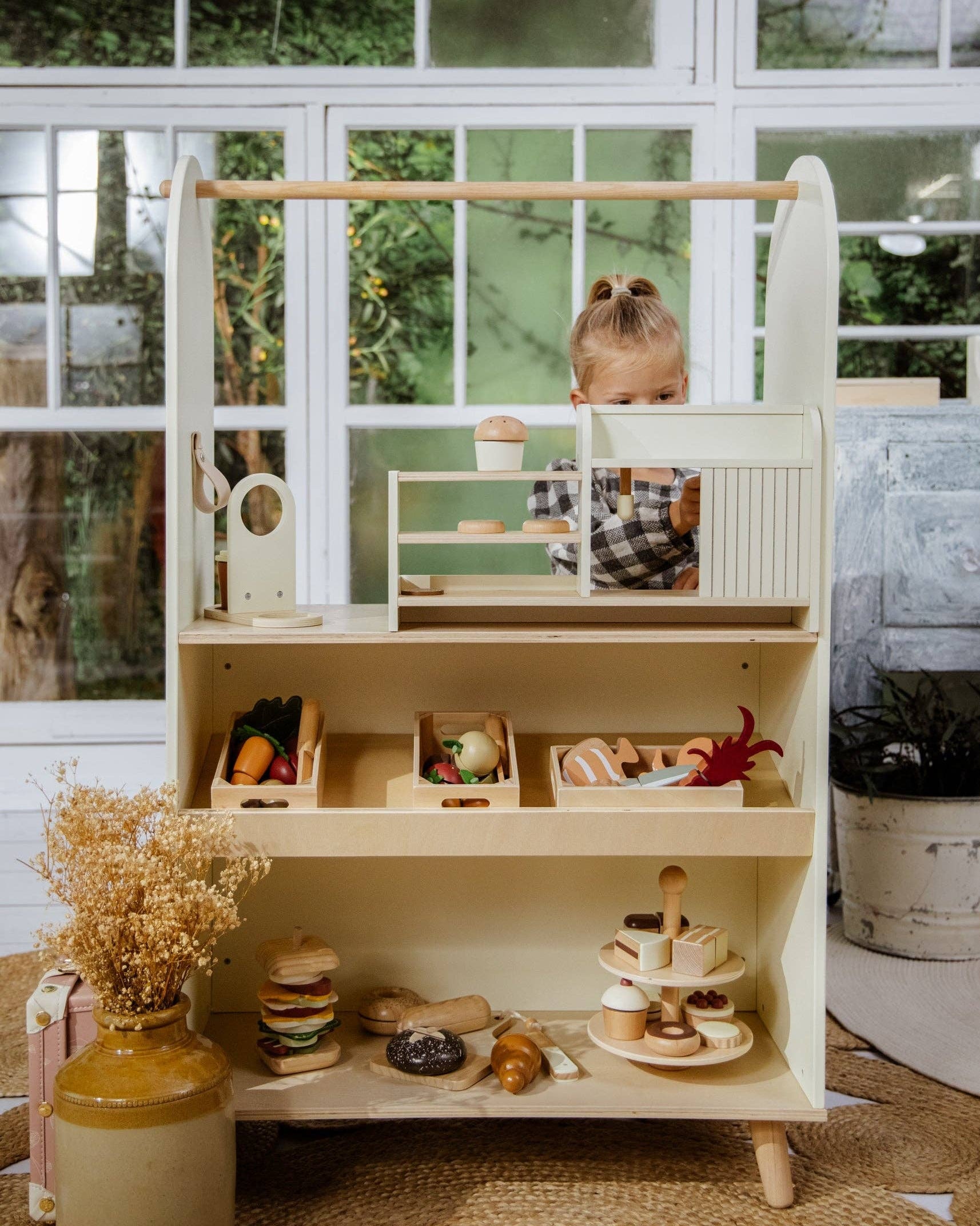 Wooden coffee shop with accessories - Playset
