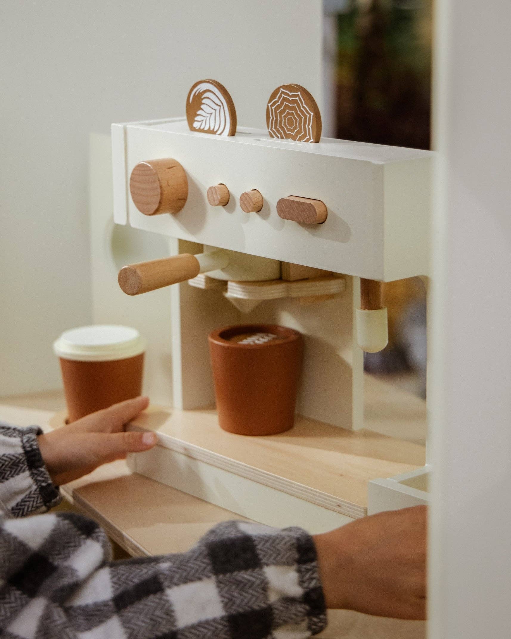 Wooden coffee shop with accessories - Playset