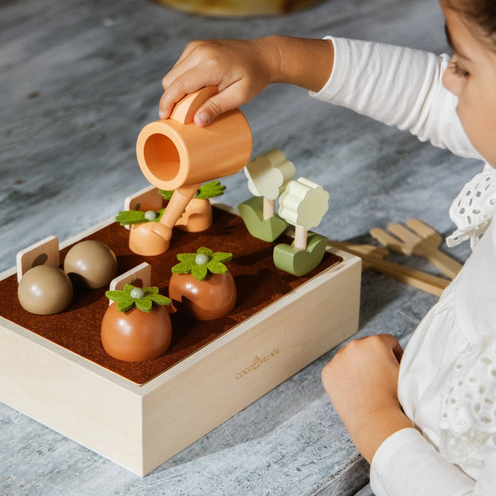 SPEELGOED-COCO-VILLAGE-TUIN-MOESTUIN-ROLLENSPEL-MARKT-KRAAM-KEUKEN-KIDS-JONGEN-MEISJE-HOUTEN-DUURZAAM-CADEAU-GIFT-2