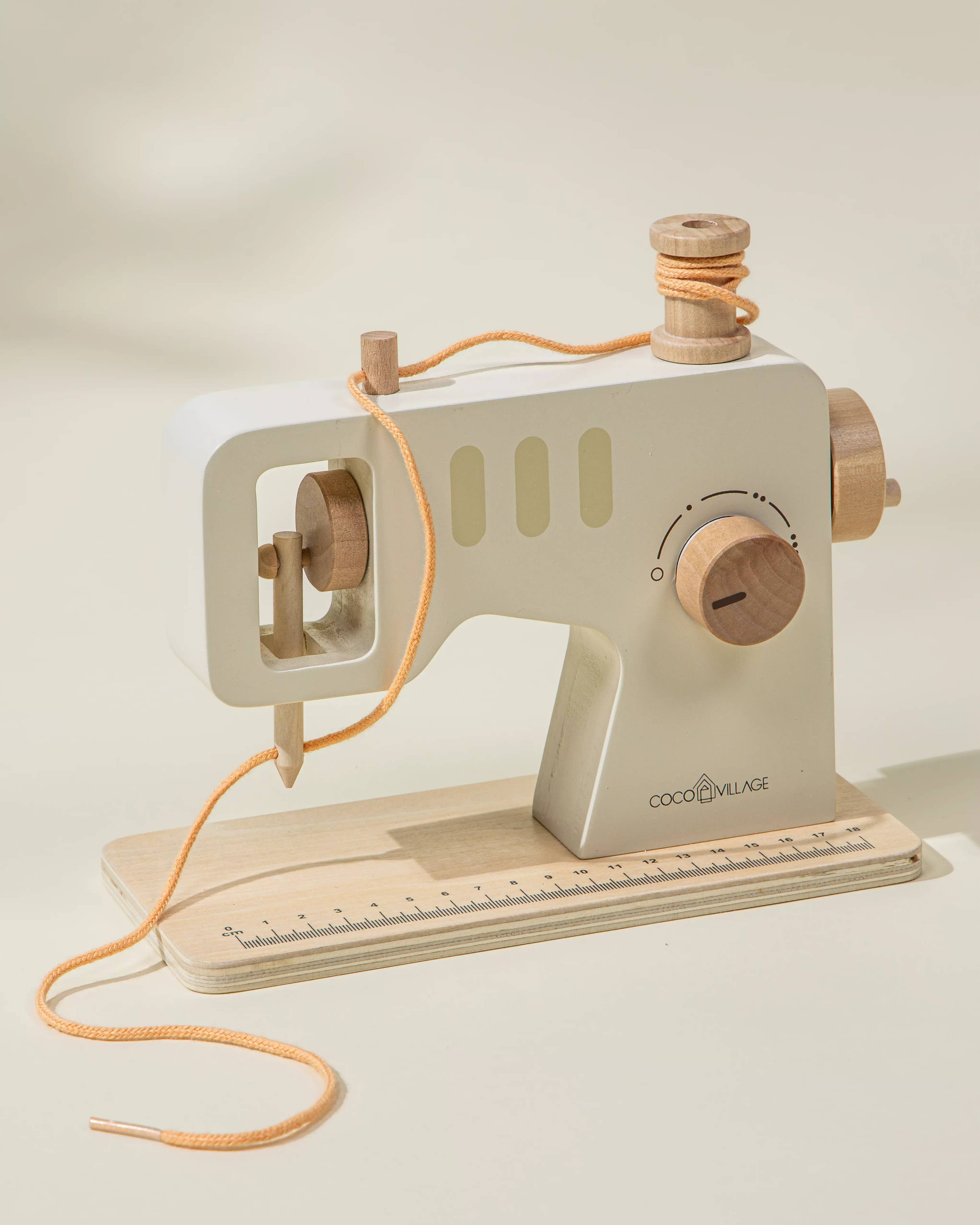 Wooden sewing machine with thread - Playset